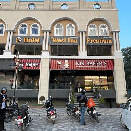 Hotel West Inn Premium Kharar Bagian luar foto