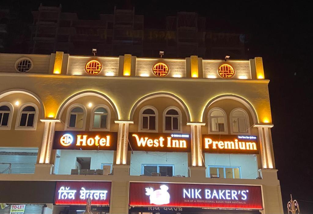 Hotel West Inn Premium Kharar Bagian luar foto