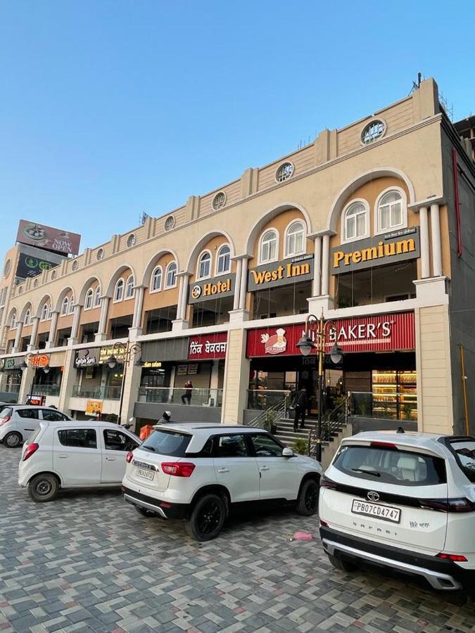 Hotel West Inn Premium Kharar Bagian luar foto
