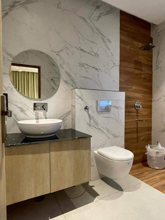 Hotel West Inn Premium Kharar Bagian luar foto