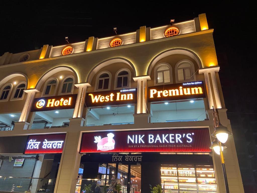 Hotel West Inn Premium Kharar Bagian luar foto