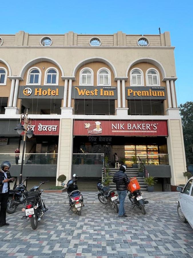 Hotel West Inn Premium Kharar Bagian luar foto