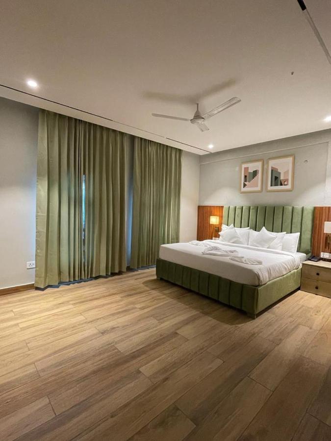 Hotel West Inn Premium Kharar Bagian luar foto