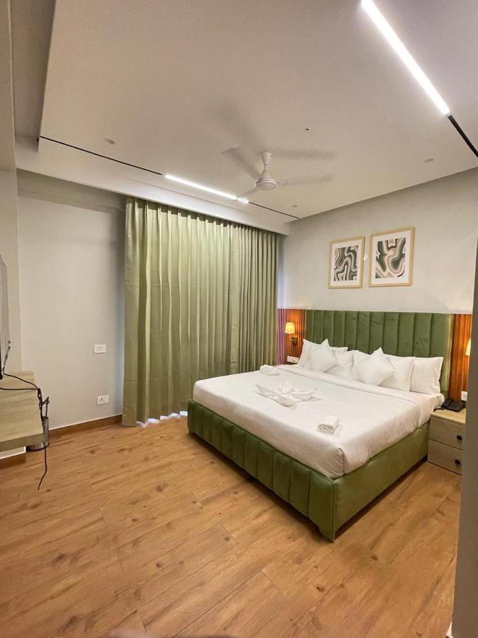 Hotel West Inn Premium Kharar Bagian luar foto