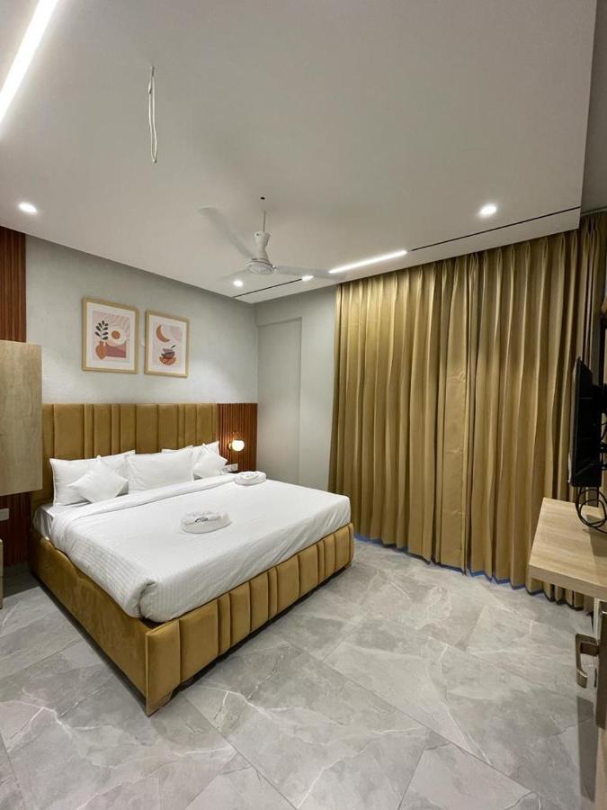 Hotel West Inn Premium Kharar Bagian luar foto