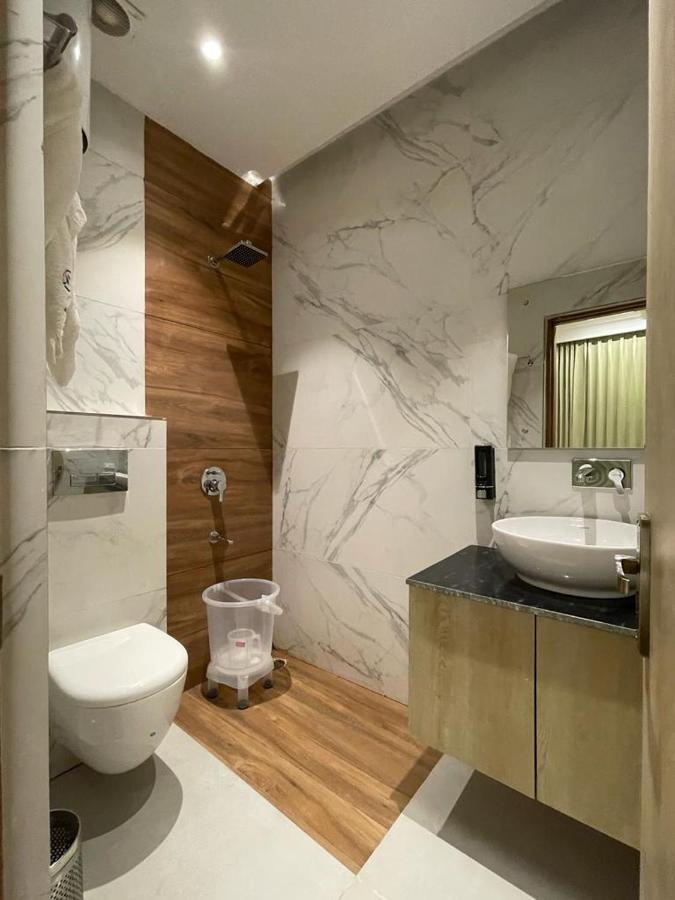 Hotel West Inn Premium Kharar Bagian luar foto
