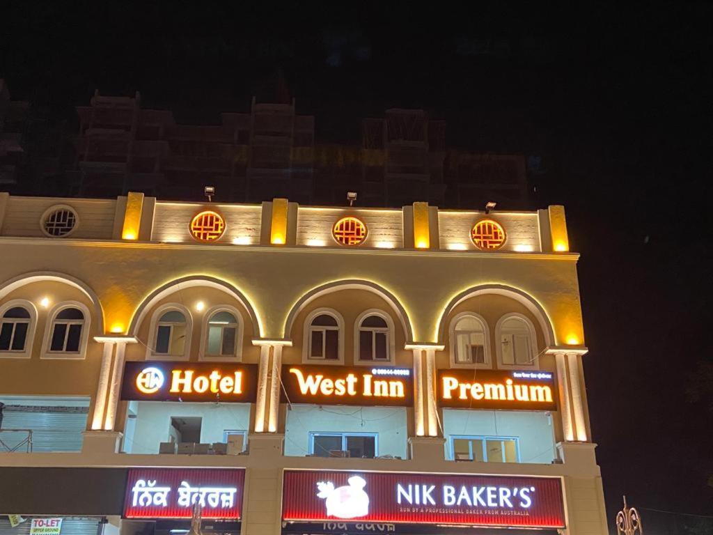 Hotel West Inn Premium Kharar Bagian luar foto