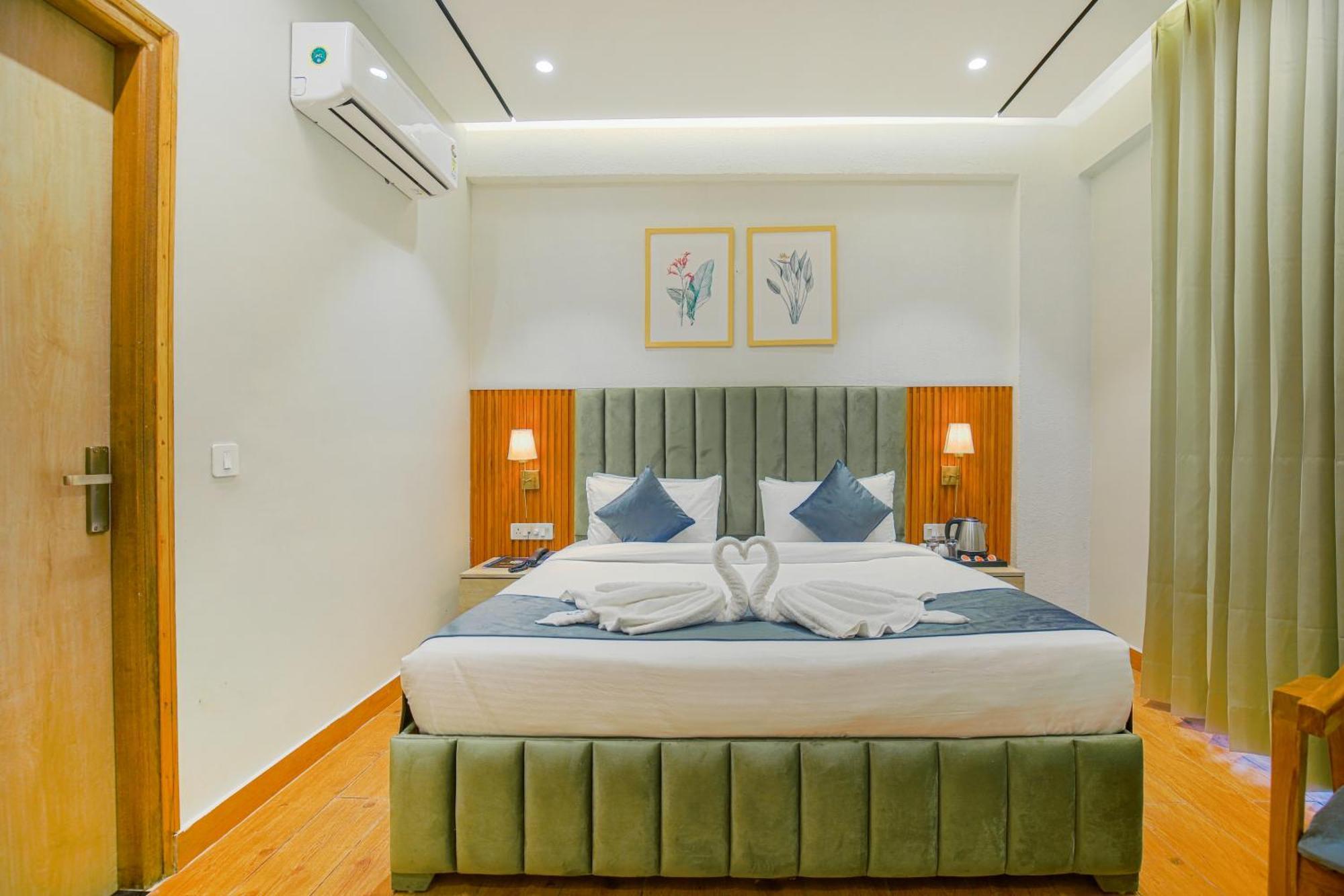 Hotel West Inn Premium Kharar Bagian luar foto
