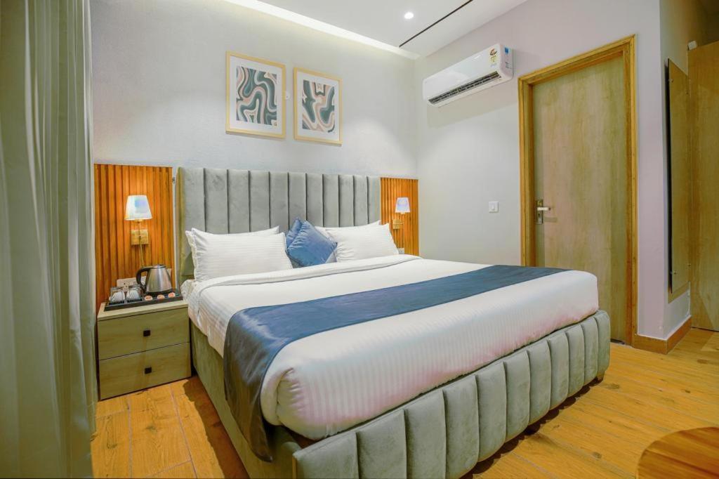 Hotel West Inn Premium Kharar Bagian luar foto