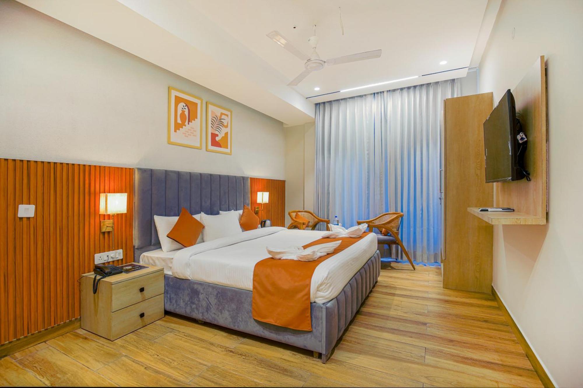 Hotel West Inn Premium Kharar Bagian luar foto