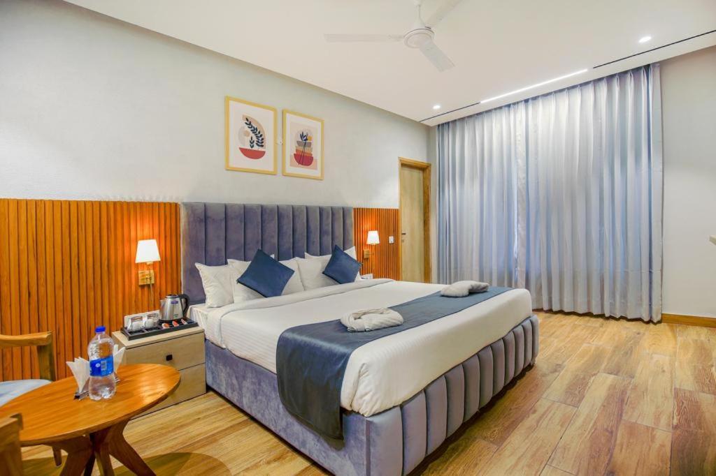 Hotel West Inn Premium Kharar Bagian luar foto